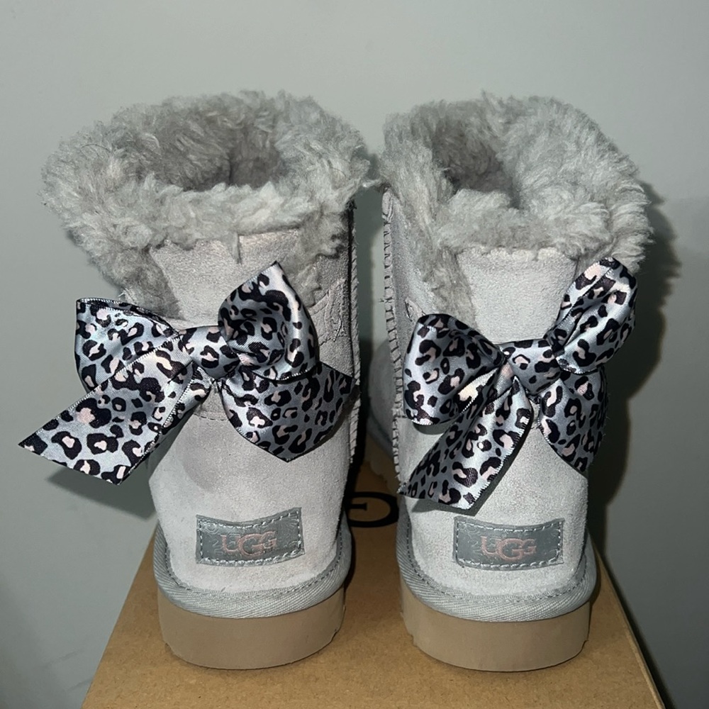 Exclusive Mini Bailey Bow Leopard Grey Boots Size USA 8